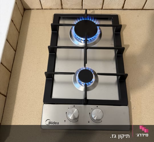 כיריים גז עם להבות כחולות במטבח